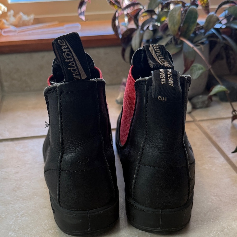 Blundstone Black and Red Leather Chelsea Boots - Picture 3 of 7